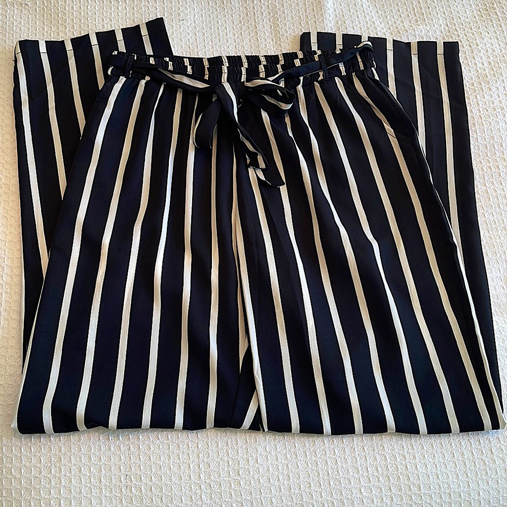 Boohoo tall, black and white striped, wide leg pants, with pockets, Size 10, NWT